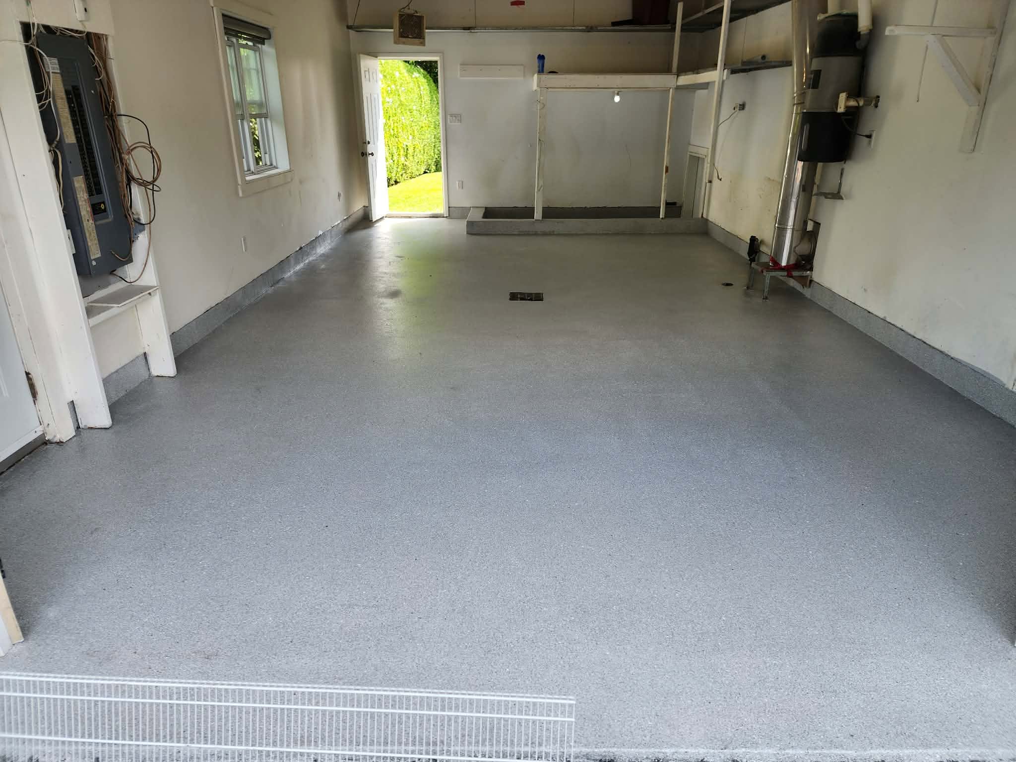 Plancher de garage en béton après revêtement polyaspartique