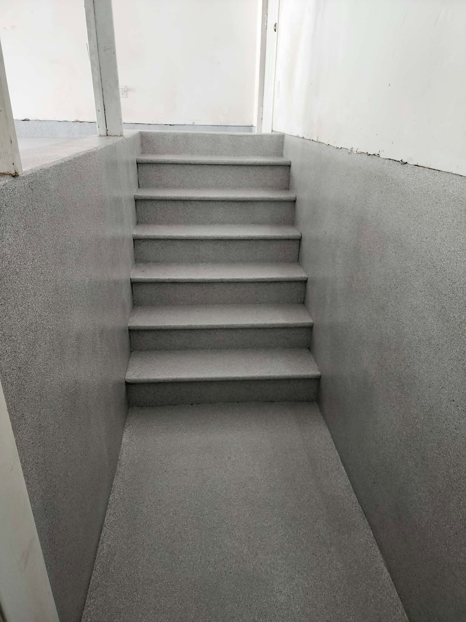 Escaliers de garage en béton après revêtement polyaspartique
