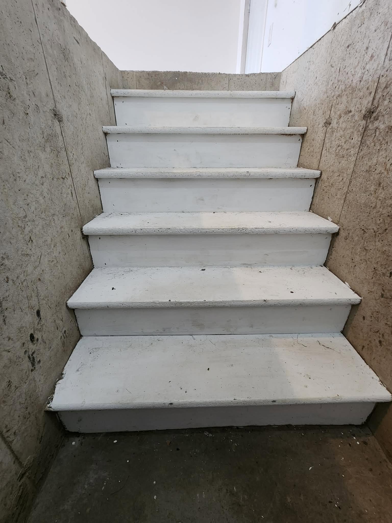 Escaliers de garage en béton avant revêtement